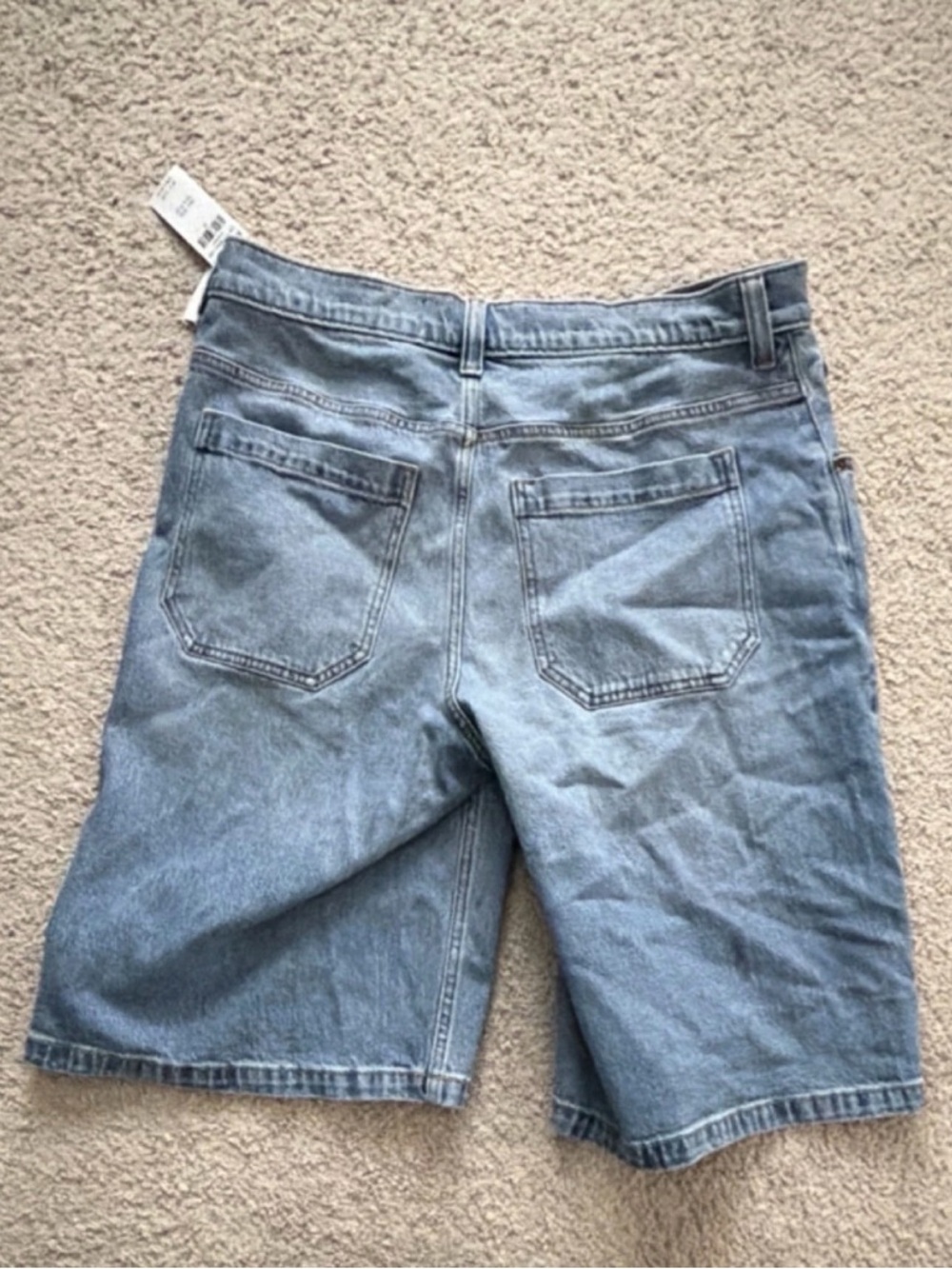 Hollister Relaxed Fit Denim Shorts in Light Blue Wash - Picture 2 of 4